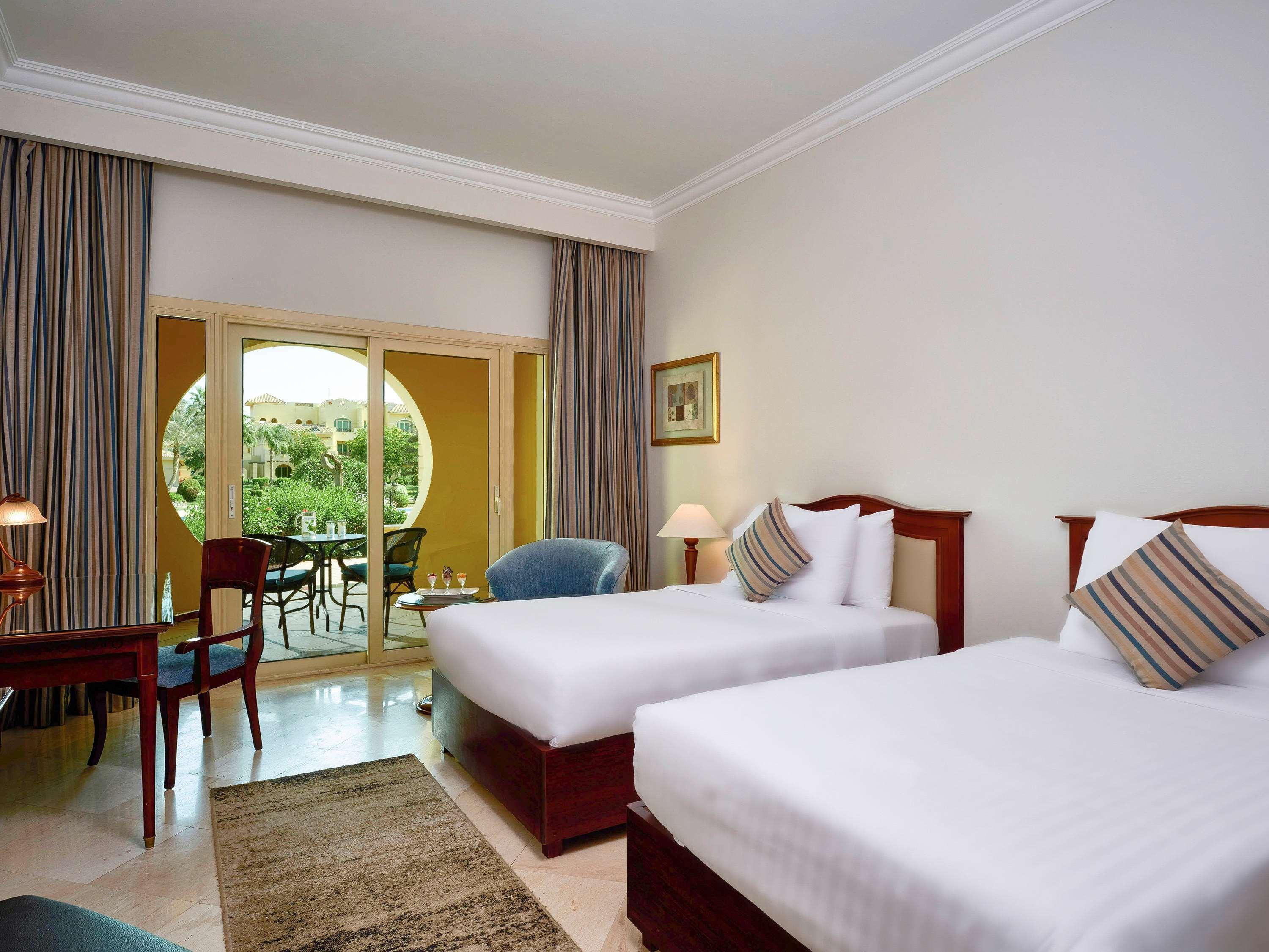 Moevenpick Hotel Cairo - Media City Giza Ngoại thất bức ảnh A room at the hotel