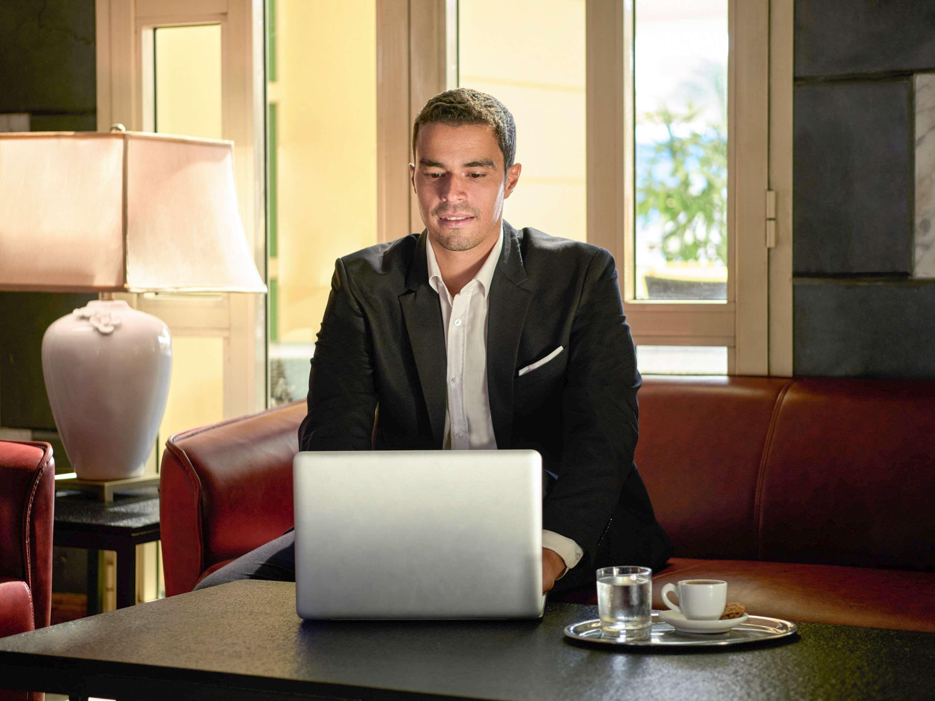 Moevenpick Hotel Cairo - Media City Giza Ngoại thất bức ảnh A business traveller working on a laptop