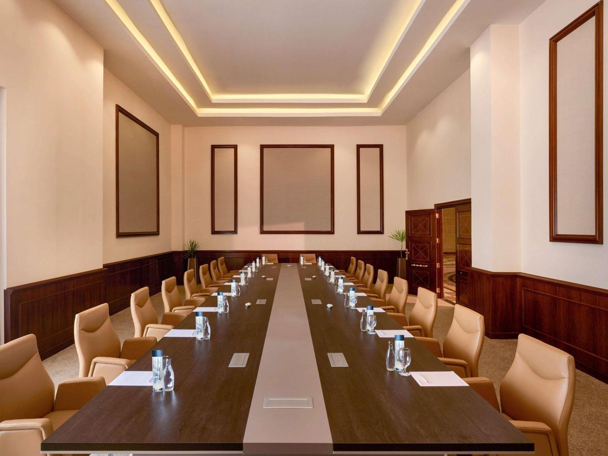 Moevenpick Hotel Cairo - Media City Giza Ngoại thất bức ảnh Boardroom