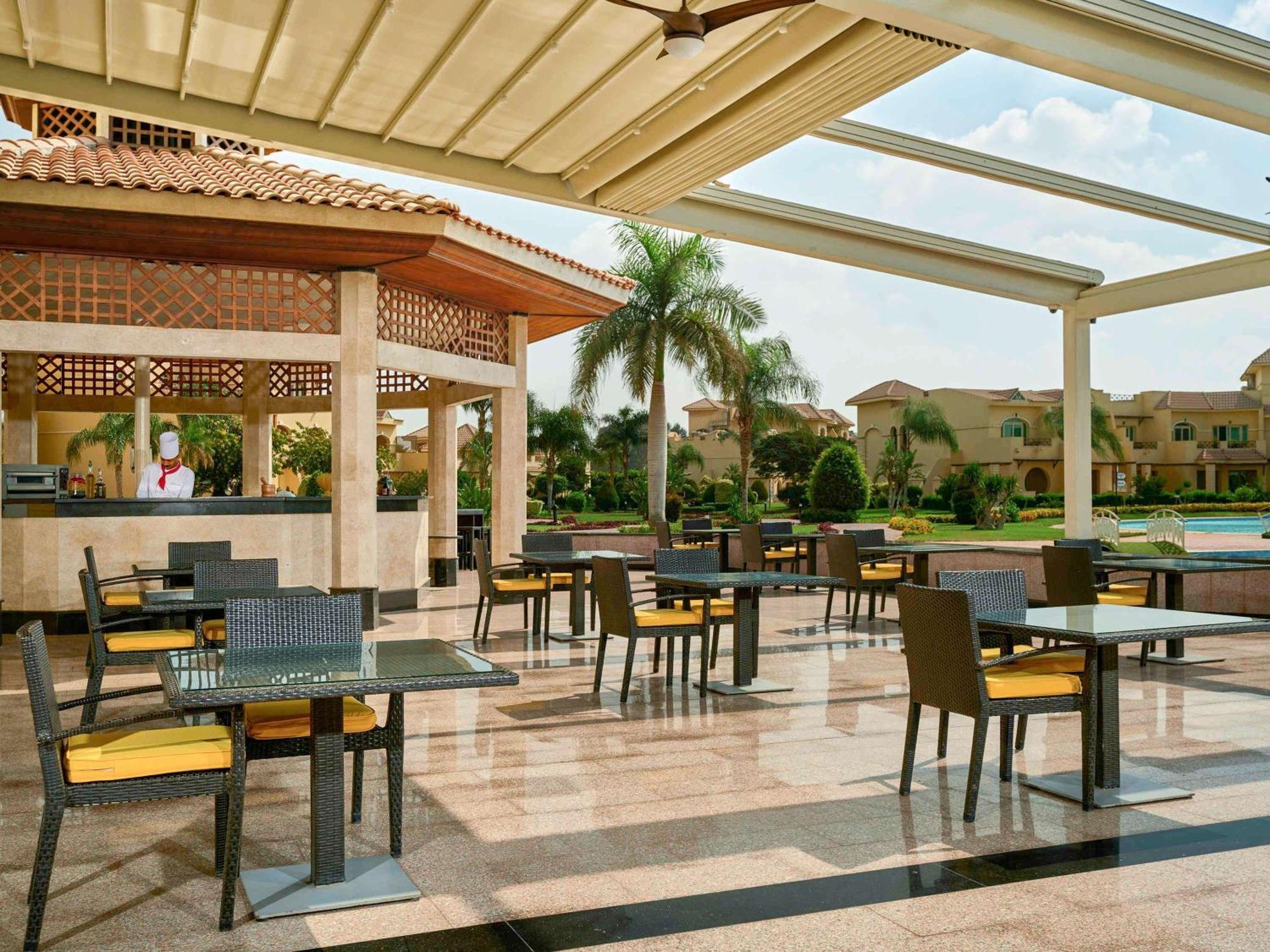 Moevenpick Hotel Cairo - Media City Giza Ngoại thất bức ảnh The poolside bar at the Hilton Luxor